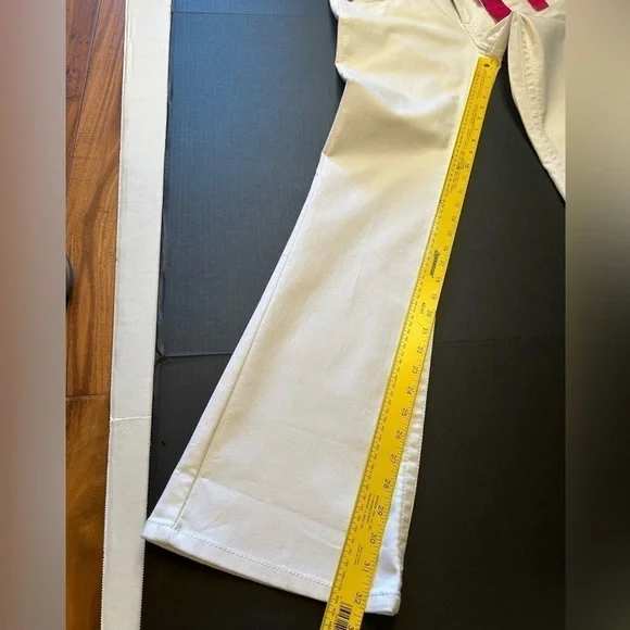 Candie’s white boot cut jeans with embroidered pockets NWT Sz-9 U19 - Picture 8 of 8